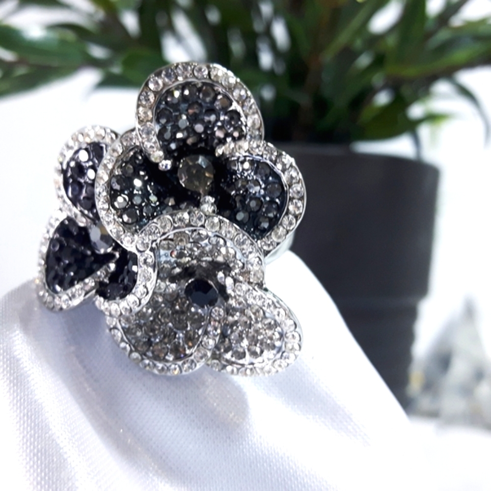 🆕️ Floral BW Rhinestones🖤Fashion Silver Ring - Picture 2 of 6